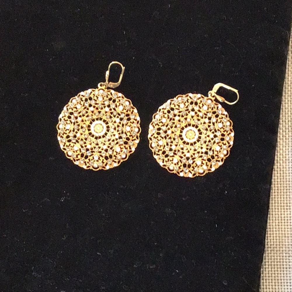 Stunning filigree gold tone earrings